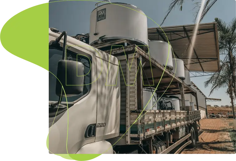 Caminhão transportando tanques DM Brasil em aço inoxidável